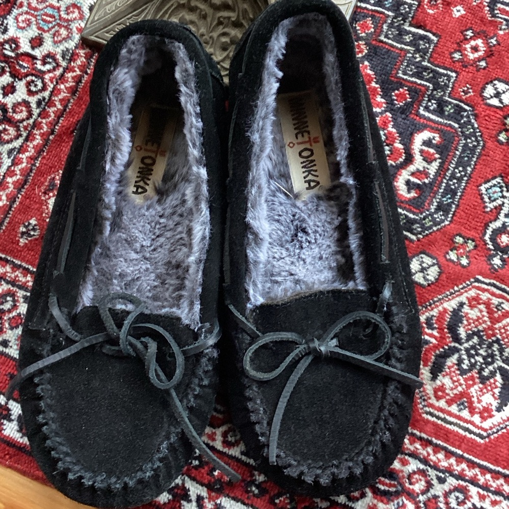 Minnetonka Women's Black Moccasins with Plush Lining
